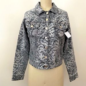 Cropped petite denim jacket in grey snake print